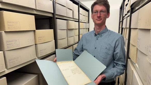 Lars Sonnenberg in einem der Magazinräume, in dem die Dokumente gelagert werden. - © Sven Kienscherf
