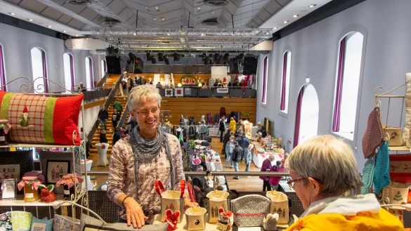 Tauschen sich aus: (von links) Kunsthandwerkerin Christine Meier aus Blomberg zeigt Lucie Matthee ihre Näh- und Stickarbeiten. - © Raphael Bartling