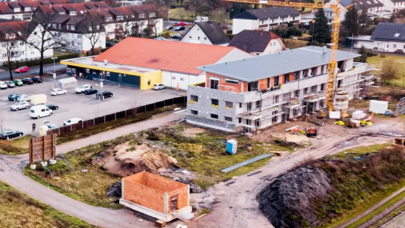 Am Kirchweg hinter dem Netto entstehen gerade etwa 40 Wohnungen in vier H&auml;usern. Der Bauunternehmer &uuml;berlegt zudem, ob er eine Pflege vor Ort anbieten wird. - &copy; Torben Gocke