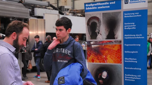 Die Sch&uuml;ler k&ouml;nnen sich an den einzelnen St&auml;nden &uuml;ber mehr als 100 Ausbildungsberufe informieren. - &copy; Stay Lipso