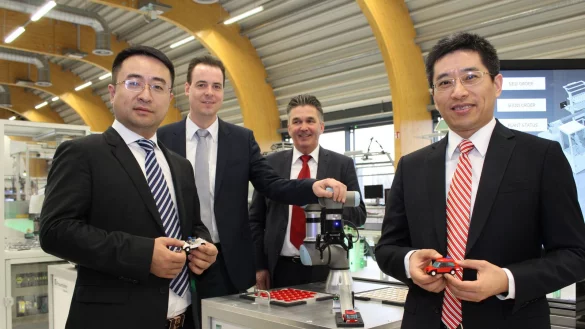 Smartfactory: (v. l.) Yi Yan (Direktor Industriepark in Huai’An), Holger Flatt (Projektleiter Fraunhofer Lemgo), Thomas Nolting (Geschäftsführer IAIT), Samuel Yin (Geschäftsführer IAIT China). - © Nicole Uphoff