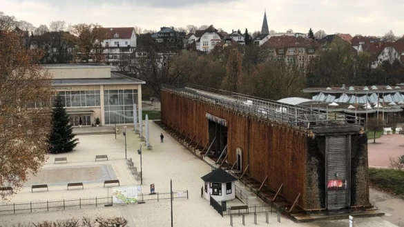 Das Erlebnisgradierwerk mit der Konzerthalle im Hintergrund. - &copy; Thomas Reineke