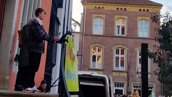 Sch&uuml;ler Daniel Ridderbusch spricht von der Treppe des Ballhauses. - &copy; Hendrik Schw&auml;r-Fr&ouml;hlich