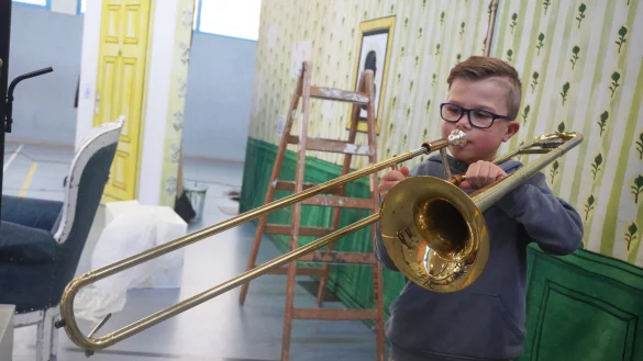 Der siebenjährige Carl probiert bei der Instrumentenschau die Trompete aus und bekommt direkt einen Ton heraus. - © Michaela Weiße