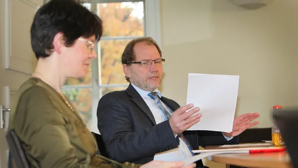 Aufarbeitung: Rektor Thomas Grosse und Musikwissenschaftlerin Rebecca Grotjahn erläutern ihr Vorhaben . - © Vera Gerstendorf-Welle