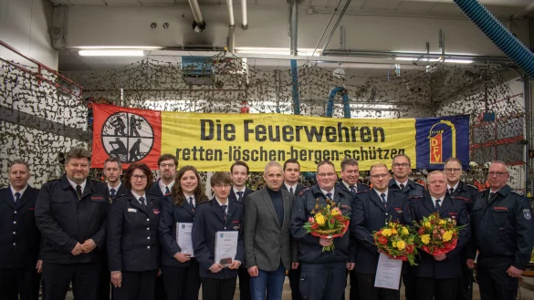 Zahlreiche Mitglieder der Feuerwehr wurden geehrt und bef&ouml;rdert. Dabei waren der stellvertretende Kreisbrandmeister Mathias Sprenger (Zweiter von links), Kreisjugendfeuerwehrwartin Heike Lalk (Vierte von links), B&uuml;rgermeister Dieter Kr&uuml;ger (Mitte), Feuerwehrleiter Stephan Beinker (rechts) sowie Bj&ouml;rn Bieling und Rolf-Dieter Hanning (Zweiter und Dritter hinten rechts). - &copy; Foto: Sebastian Vogt