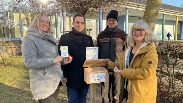 Freuen sich &uuml;ber den Start des Baum-Stempelpasses: Anna Hohlfeld (von links), L&uuml;gdes B&uuml;rgermeister Torben Blome, Dietmar Blum und Regina Siegmann. - &copy; Johanniter Lippe-H&ouml;xter