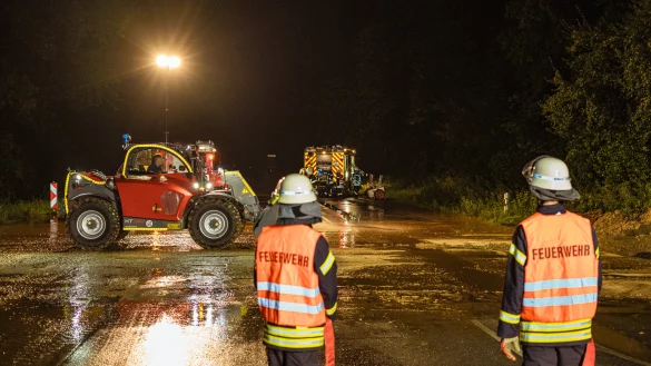 Mit viel Wasser, Muskelkraft und einem Multilader wurde die Stra&szlig;e wieder vom Schlamm befreit. - &copy; FREITAG-TV
