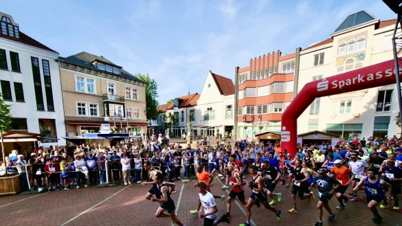 Das ist eine Szene aus dem vergangenen Jahr: Elias Sansar marschiert beim Sparkassen-Zieglerlauf von Beginn an vornweg. - © Jörg Hagemann