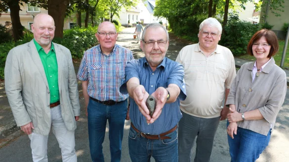 Manfred Wendel präsentiert die Axt, die er als kleiner Junge in Knetterheide gefunden hat. Hinter ihm stehen (von links) Franz Meyer, VHS-Direktor, Gerhard Gronemeier und Fritz Gast vom Heimatverein Werl-Aspe und Dr. Elke Treude, Kreisarchäologin des Kreises Lippe und stellvertretende Leiterin des Lippischen Landesmuseums. - © Yvonne Glandien