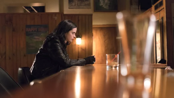 Jessica Jones (alias Krysten Ritter) sitzt wie so oft eindam an der Theke. - &copy; David Giesbrecht/Netflix