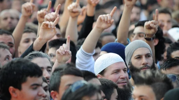 Szene: Das Foto zeigt eine Salafisten-Demonstration in Frankfurt. Herford ist ein wichtiger Hotspot der Szene in NRW. - &copy; Archivfoto: dpa
