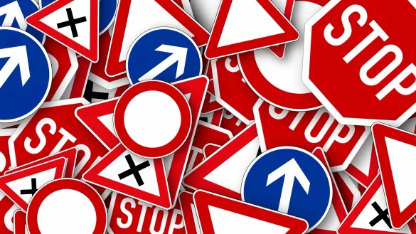 In Detmold gibt es viel zu viele Verkehrsschilder. "Tempo 0" wird das ab 2025 (hoffentlich nicht) &auml;ndern. - &copy; Pixabay