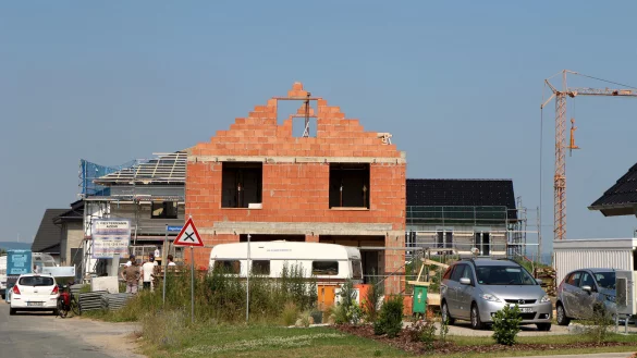 Immobilien: Die Preise für gebrauchte Immobilien steigen auch in Leopoldshöhe deutlich an. Je nach Ausstattung müssen auch für ältere Häuser bis zu 300.000 Euro gezahlt werden. Hinzu kommen noch die Modernisierungskosten. - © Thomas Dohna