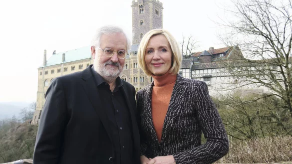 Die Autoren: Christian Nürnberger und Petra Gerster vor der Wartburg in Eisenach, in der Martin Luther einige Zeit verbrachte. - © Privat