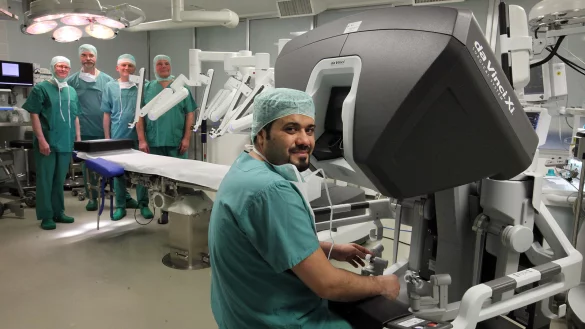 An der Konsole kann Dr. Ihab Abutabanjeh die vier Arme des Roboters „Da Vinci" steuern. Dahinter am Tisch stehen (von links) Prof. Dr. Wolfgang Hiller, Prof. Dr. Karl-Dietrich Sievert, Dr. Alfons Gunnemann und OP-Manager Karl-Heinz Nimczewski. - © Bernhard Preuss