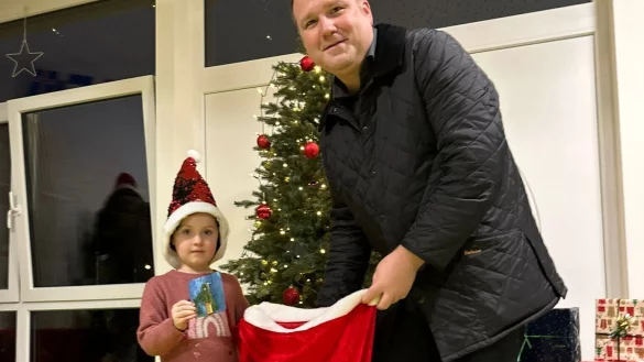 Bürgermeister Christoph Dolle nimmt die gebastelte Geschenken der Kinder entgegen, die den Senioren Freude machen sollen. - © Stadt Blomberg