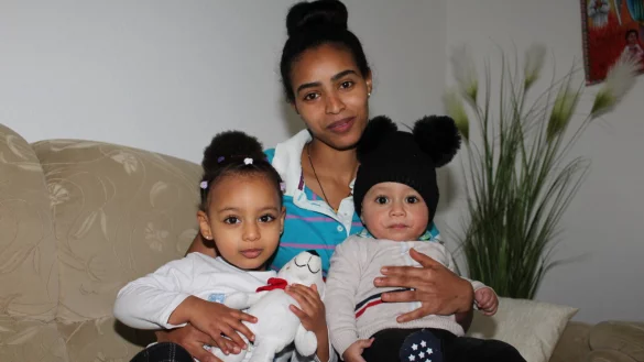 F&uuml;r Samrawit Tesfahanes sind ihre Tochter Nihmiya und ihr Sohn Matthias die sch&ouml;nsten Geschenke. - &copy; Sandra Castrup (LZ)