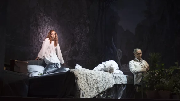 Ist sie verr&uuml;ckt oder ist sies nicht? Donna Isabella, verk&ouml;rpert von Eva Bernard, ist die zentrale Figur in der Oper. Rechts: Andreas J&ouml;ren als Dottore. - &copy; Foto: Landestheater/Schomburg