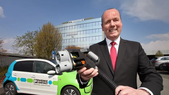 Schneller nachladen: Phoenix-Contact-Geschäftsführer Frank Stührenberg zeigt einen Stecker der Zukunft. Dank Kühltechnik sollen höhere Ladeströme fließen. Strom für 100 Kilometer könnten dann in drei bis fünf Minuten ins Elektroauto fließen. - © Bernhard Preuß