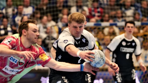 Der J&auml;ger: Gleich zweimal stiebitzte Lukas Hutecek dem d&auml;nischen Welthandballer Mathias Gidsel den Ball aus der Hand. - &copy; J&ouml;rg Hagemann