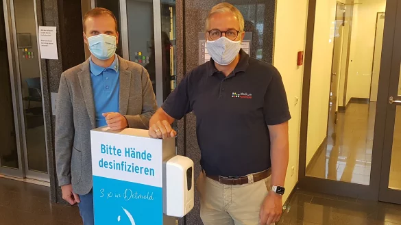 Neuer Versuch: Nach dem Diebstahl konnten Michael Klemme von K&uuml;hlmus und Grabbe (links) und Apotheker Christian Schmidt wieder Spender im Medicum aufstellen.&nbsp; - &copy; Marianne Schwarzer(LZ)