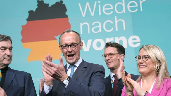 Mit CDU-Chef Friedrich Merz freut sich unter anderem NRW-Ministerpräsident Hendrik Wüst (2. v. r.) - © Michael Kappeler/dpa