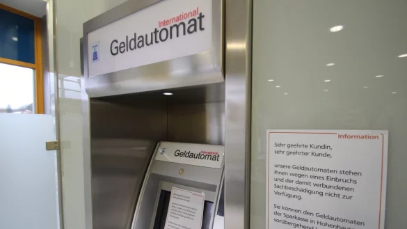 Die Volksbank Bad Salzuflen informiert in ihrer Gesch&auml;ftsstelle Hohenhausen per Aushang &uuml;ber die ausgefallenen Geldautomaten und den Einbruch. - &copy; Jens Rademacher