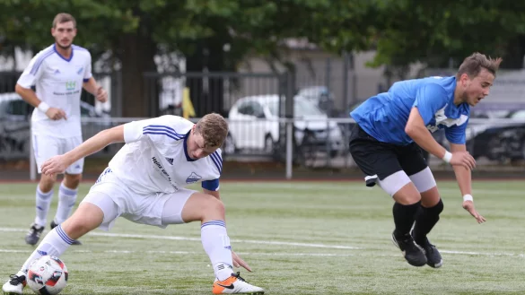 Ausfallschritt: Der Lemgoer Julian Diedrich (rechts) springt hoch, der Kirchheider Jannik von Heiden hat den Ball. - © Oliver König
