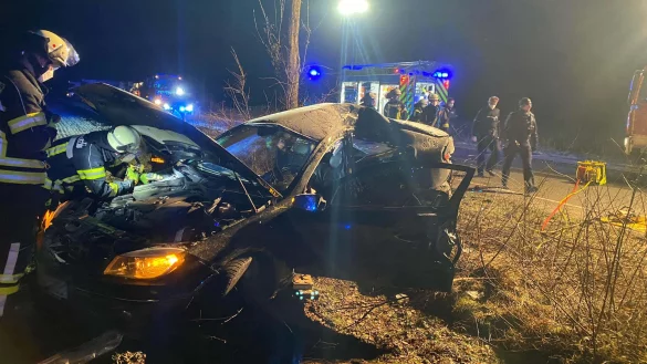 Bei einem Unfall wurde ein Autofahrer in seinem Fahrzeug eingeklemmt. - &copy; Feuerwehr