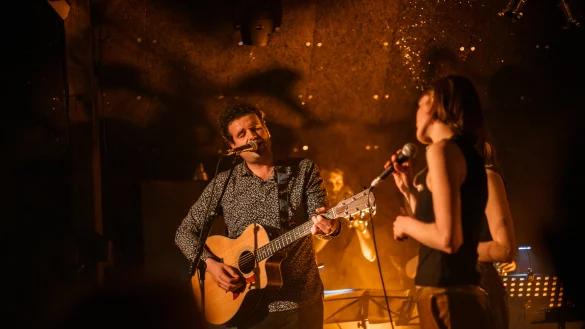 Premiere: S&auml;nger Simon Herten spielt ab der Gitarre das neueste St&uuml;ck der Sebastian M&uuml;ller Band. "Weitergehen" ist der erste deutsche Song aus der Feder des namensgebenden Bandleaders. - &copy; Sebastian Palzhoff