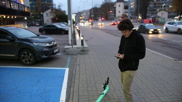 Christian Baumgart (RTB) testet die App LOC.id mit Bolt-Scootern in Tallinn. - &copy; RTB