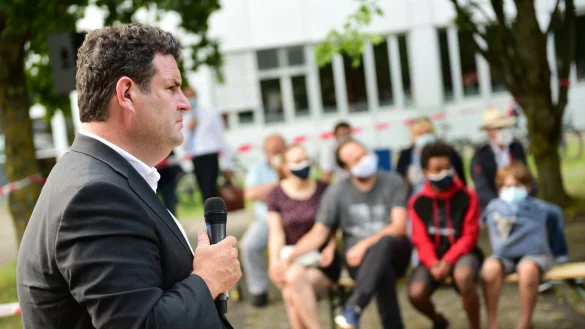 Arbeitsminister Hubertus Heil ist zu Gast auf dem Parkplatz der Familienkasse in Detmold. - &copy; Nicole Ellerbrake