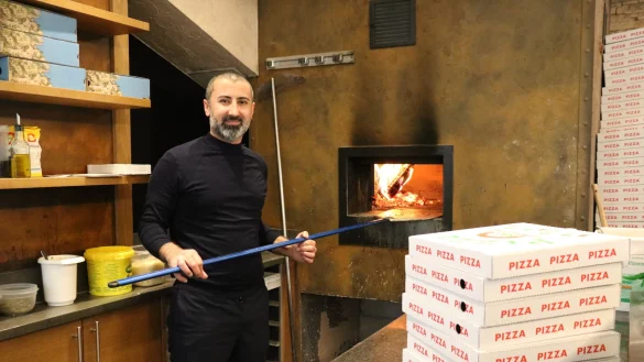 Ibrahim Hamad steht am Steinofen in seinem Lokal "La Taverna". Aktuell l&auml;uft ausschlie&szlig;lich das Au&szlig;er-Haus-Gesch&auml;ft. - &copy; Alexandra Schaller