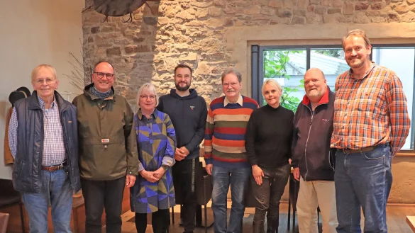 Die Lemgoer Stadtführerinnen und Stadtführer David John Evans (von links), Dr. Andreas Lange, Liesel Kochsiek-Jakobfeuerborn, Joschka Jakobfeuerborn, Dr. Henner Krause, Renate Berger, Bernd Rossmann und Werner Kuloge. - © Fotorechte: Stadt Lemgo