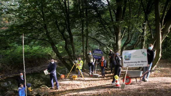 Sch&uuml;ler Emil St&ouml;vesand (von links), der scheidende B&uuml;rgermeister Rainer Heller, Lutz Kunz (Bezirksregierung), Sch&uuml;lerin Irma Freitag, Andreas Hoffmann (Stadt Detmold), Alexandra Wiemann, Stefan M&uuml;hlenberend (Schulleiter Realschule I) und die Sch&uuml;ler Milana Franz und Leon Podkowa bei der &Uuml;bergabe des F&ouml;rderbescheids. - &copy; Stadt Detmold