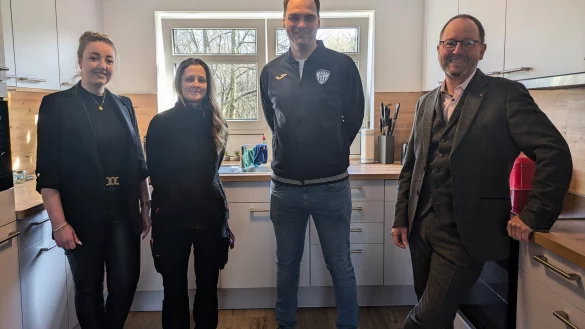 In der K&uuml;che der Handballprofis: (von links) Ilona Schwemler, Mandy McCall, Lasse Bracksiek und
J&ouml;rg D&uuml;ning-Gast. - &copy; Landesverband Lippe