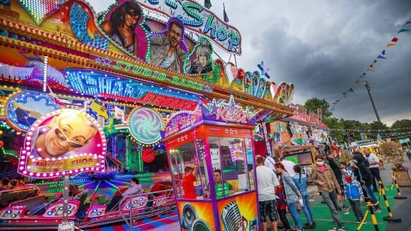 Energiekosten? Ein Riesen-Thema - auch auf der Kirmes. Noch gehen die Preise, aber vor 2023 sorgen sich die Schausteller. Denn: Sparsame LED sind längst Standard. - © Sarah Jonek