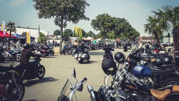 So &auml;hnlich wie hier bei einer PS-Show in Mannheim wird es am letzten August-Wochenende auf dem Parkplatz des Messezentrums an der B&thinsp;239 aussehen. - &copy; Messe Ostwestfalen GmbH