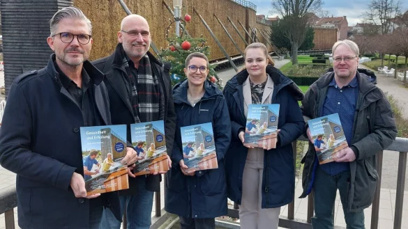 Präsentieren gemeinsam das neue Gastgeberverzeichnis des Lippischen
Staatsbades (v.l.n.r.): Ralf Hammacher, Fachbereichsleiter Touristik,
Gesundheit und Kultur, mit Michael Sasse, Vorsitzender Bad Salzufler Kur- und
Touristik e.V., Annemarie Teichgräber, Leitung Tourist-Information, und
Swetlana Lenger sowie Martin Rieke vom Vorstand Bad Salzufler Kur- und
Touristik e.V.. - © Stadt Bad Salzuflen