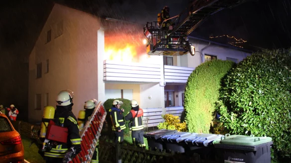 Eine Scheibe des Wohnhauses war geplatzt, die Flammen schlugen den Wehrleuten bereits entgegen. - &copy; Feuerwehr Horn-Bad Meinberg