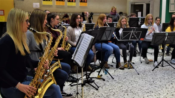 Musik: Zwischen zehn und 66 Jahren sind die Mitglieder der Marpetaler Blaskapelle alt. Beim gemeinsamen Probetag wird deutlich, dass hier alle Generationen harmonieren. - © Greta Wiedemeier