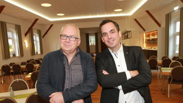 Ortsvorsteher Detlef Schake (links) und B&uuml;rgermeister Torben Blome im Saal des Mehrgenerationenhauses. - &copy; Martin Hostert