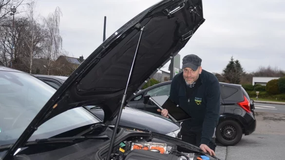 &bdquo;Stromer", Hybrid oder Plug-in Hybrid? KFZ-Meister Thomas Arend sieht die Fachwerkst&auml;tten als kompetente Berater bei der Kaufentscheidung. - &copy; Georg K&auml;lble