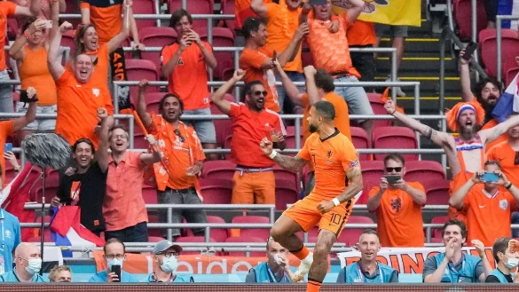 Die Niederl&auml;nder um Torsch&uuml;tze Memphis Depay setzten sich in Amsterdam gegen &Ouml;sterreich durch. - &copy; Peter Dejong/AP Pool/AP/dpa