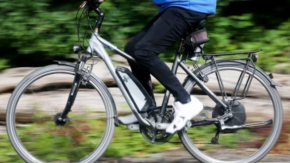 Ein Pedelec-Fahrer wurde bei einem Unfall verletzt. - &copy; Roland Weihrauch/dpa