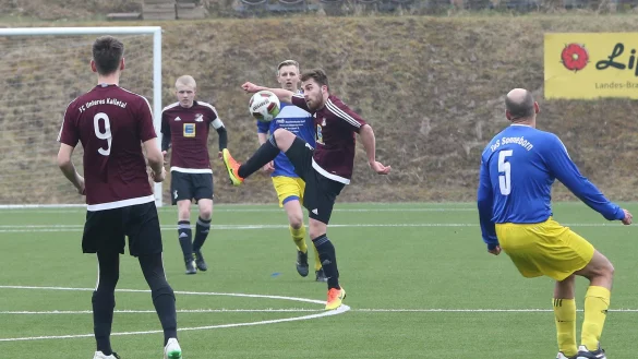 Am Ball der Kalletaler Christian Neufeld, im Hintergrund lauert Sonneborns Fabio Husmann. - &copy; Paul Cohen