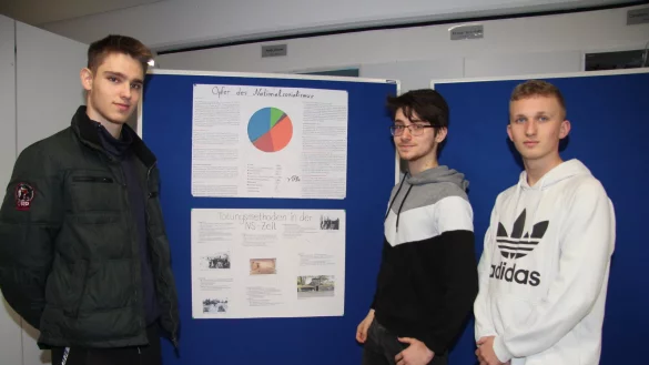 Die Sch&uuml;ler der Jahrgangsstufe 12 (von links) Amon Gro&szlig;pietsch, Emil Mammadov und Leon Lessmann wirken an der Ausstellung anl&auml;sslich des Holocaust-Gedenktages mit. - &copy; Cordula Gr&ouml;ne