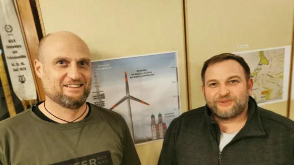 Wenden sich gegen vier am Windmühlenstumpf in Sonneborn geplante Windräder Tobias Krumsiek (links) und Bastian Homuth von der im Ort gegründeten Interessengemeinschaft. - © Sylvia Frevert