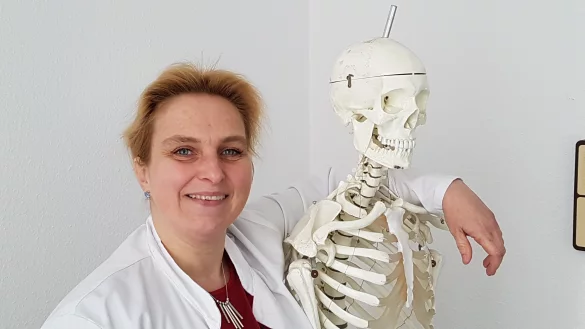 Orthopädin aus Leidenschaft: Dr. Tanja Kostuj ist Chefärztin am Klinikum in Lemgo. Patientin muss sie allerdings selten den Kopf so zurecht rücken wie diesem Kandidaten. - © Marianne Schwarzer